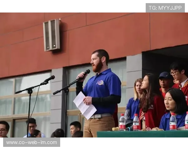 足球传奇人物竞技场英姿背景图展现球星风采与荣耀时刻