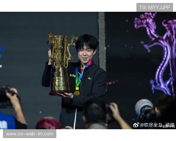 贝克汉姆从草根到足球巨星的成名之路：奋斗、荣耀与全球影响力