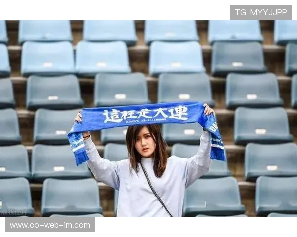 足球场上女球迷热情追星为足球明星加油呐喊的精彩瞬间