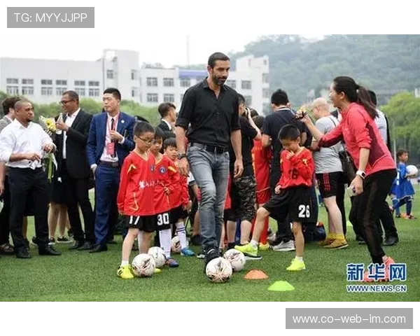 足球球星偶遇小女孩温馨互动感动全场瞬间引发网友热议 足球球星偶遇小女孩温馨互动感动全场瞬间引发网友热议