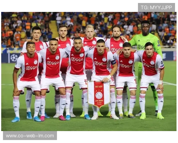 退役球星激情对决 六人制足球赛再掀竞技风潮 退役球星激情对决 六人制足球赛再掀竞技风潮